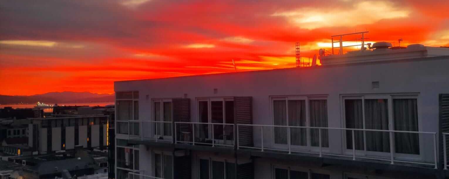 Sonnenuntergang mit Gebäuden im Hintergrund